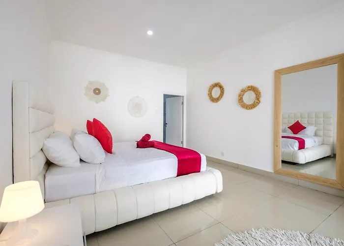 Villa Luxury Minimalist White Angel In Seminyak, Sleeps 21 People In Total