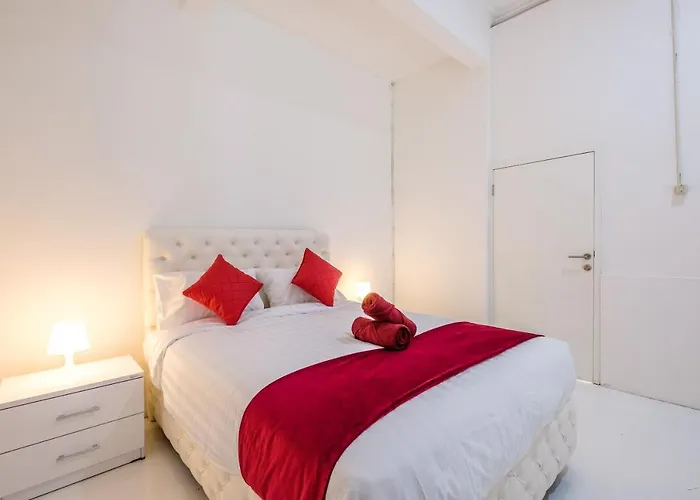 Luxury Minimalist White Angel In Seminyak, Sleeps 21 People In Total Villa