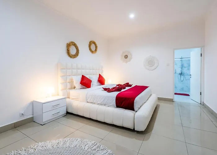 Villa Luxury Minimalist White Angel In Seminyak, Sleeps 21 People In Total