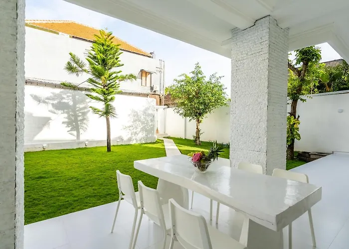 Luxury Minimalist White Angel In Seminyak, Sleeps 21 People In Total Villa *