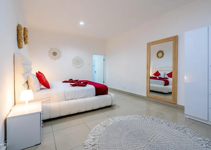 Villa Luxury Minimalist White Angel In Seminyak, Sleeps 21 People In Total
